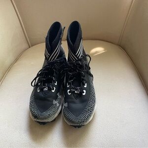 Under Armour Black and White Boys Baseball Cleats, Size 7 Big Boy